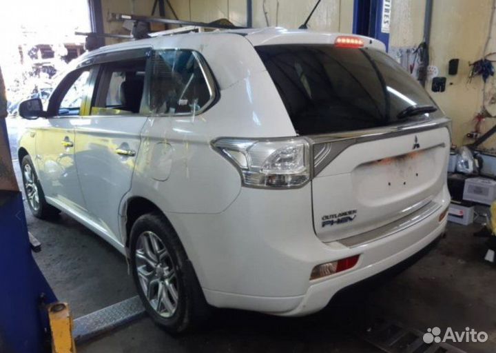 Пластиковая крышка на двс передняя Mitsubishi