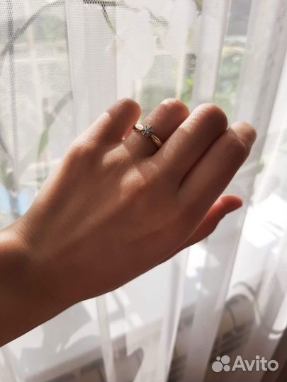 Золотое кольцо с бриллиантом