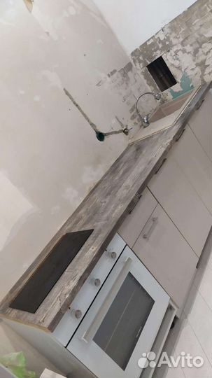 Столешница для кухни с мойкой и смесителем