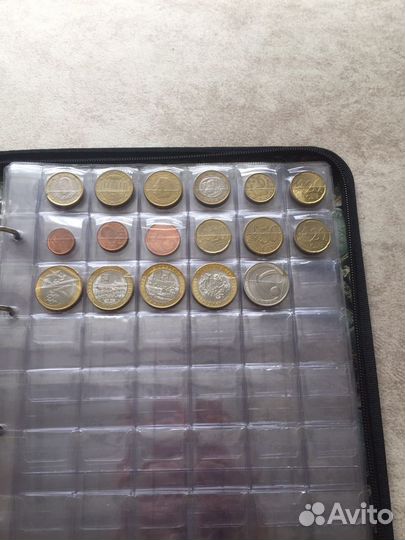 Альбом с коллекционными монетами и купюрами