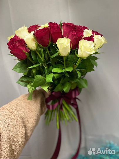 Букет из 45 красных и белых роз 40 см