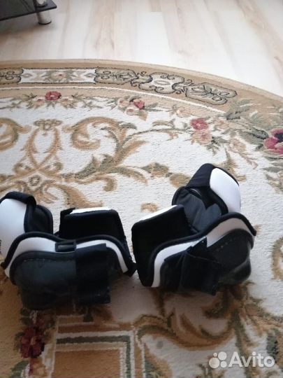 Перчатки краги хоккейные и налокотники