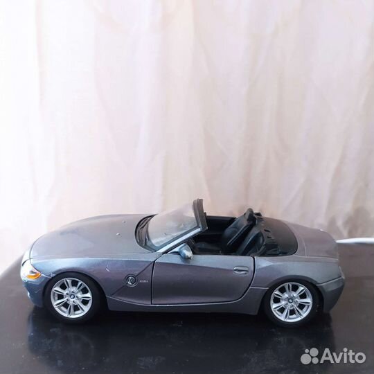 Модель BMW Z4 1:24 Bburago