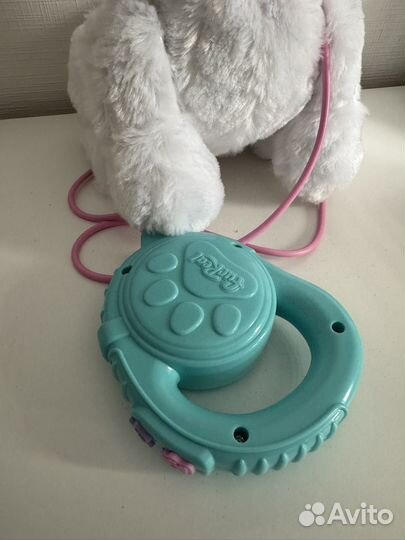 Интерактивная собака furreal на поводке