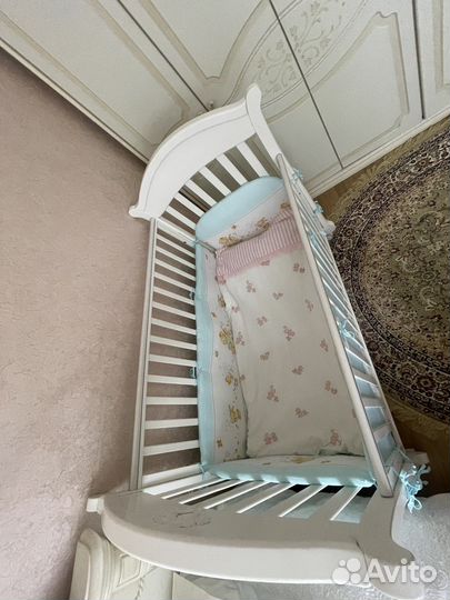 Детская кроватка с маятником и ящиком