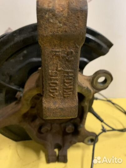 Ниссан Tiida C13 Передний поворотный кулак левый