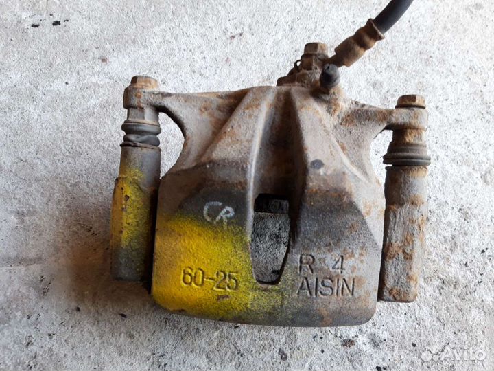 Суппорт передний правый Toyota crown S170