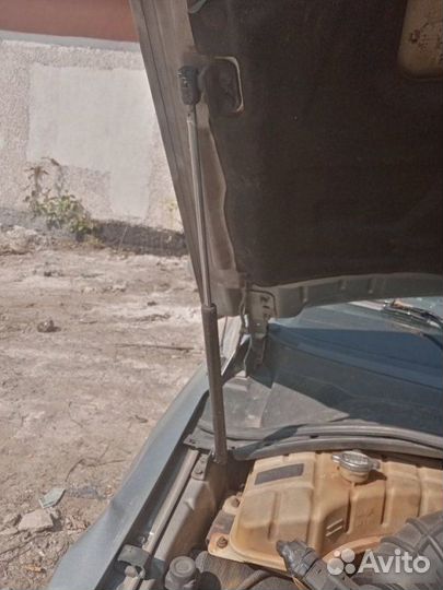 Амортизатор капота Kia Sorento 2003