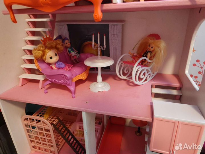 Кукольный домик с мебелью и куклами