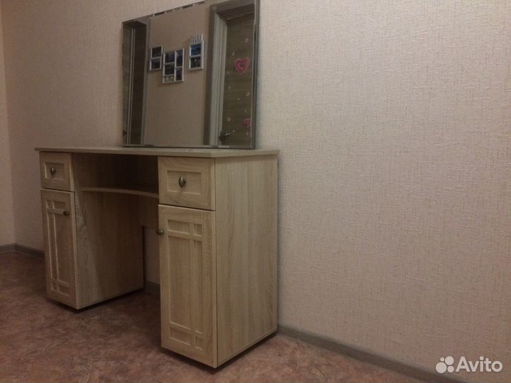 Туалетный столик с зеркалом