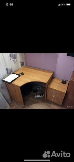 Школьный стол и тумбочка