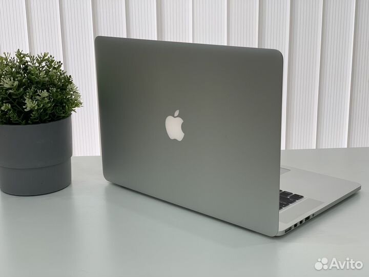 MacBook Pro 15 Retina 2015 i7/16 + illustrator