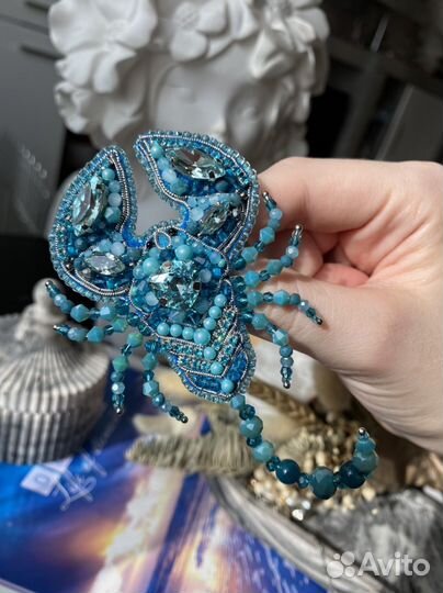 Брошь ручной работы из бисера