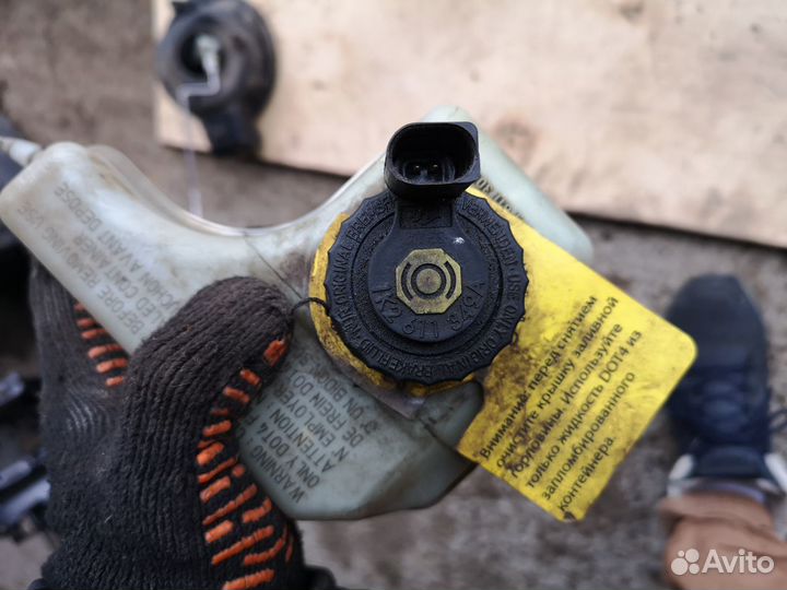 Бачок тормозной цилиндр на VW Passat B7 CC