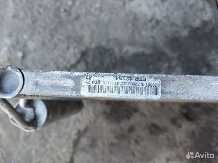 Радиатор кондиционера Лэнд Ровер Дискавери 4