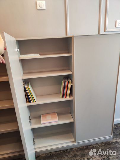 Шкаф распашной трехстворчатый