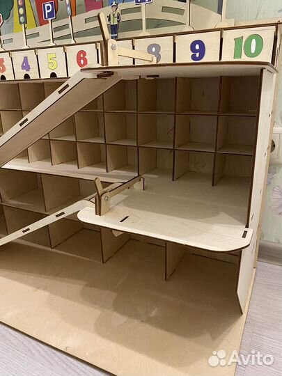 Деревянная игрушка гараж для машин