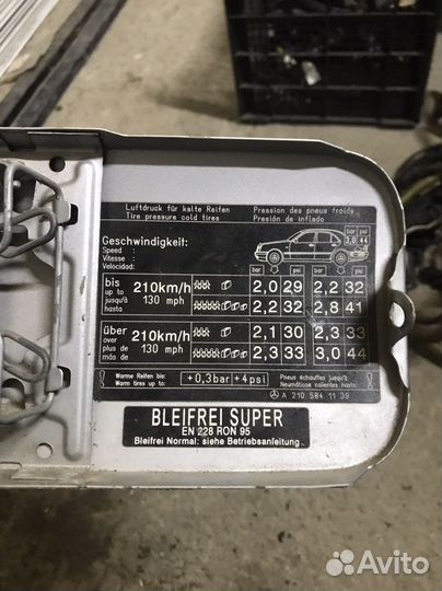 Лючок бензобака Mercedes W210 серебристый