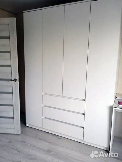 Шкаф белый распашной + 3 ящика 1600