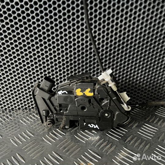 Замок двери Volkswagen Touareg