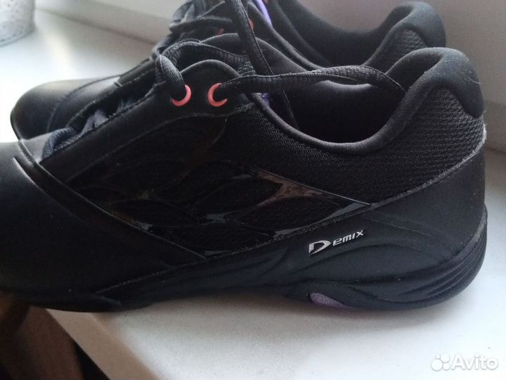 Кроссовки женские