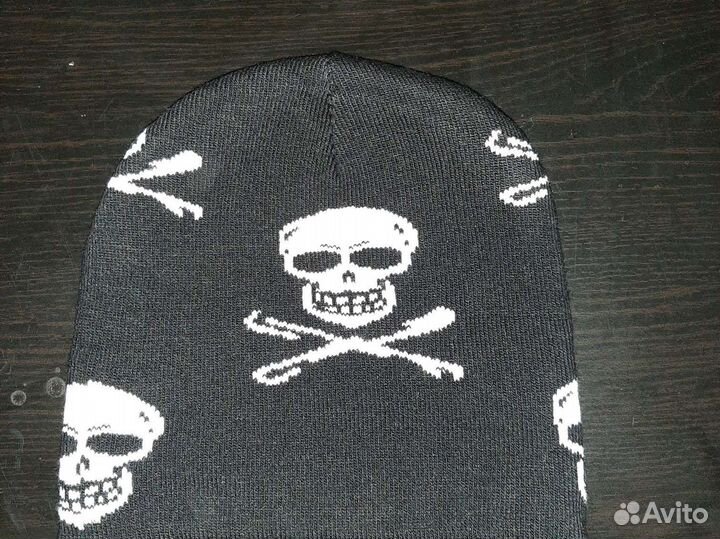 Шапка с черепами