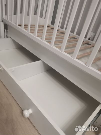 Детская кроватка с продольным маятником и ящиком