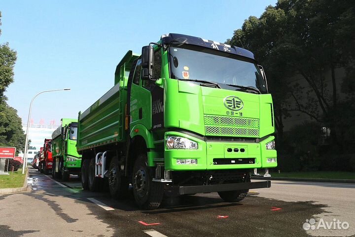 Водитель самосвала