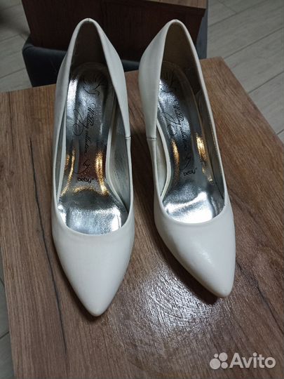 Туфли белые 37 размер