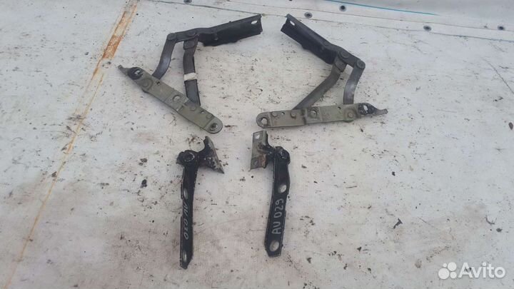 Петля капота багажника Audi 80