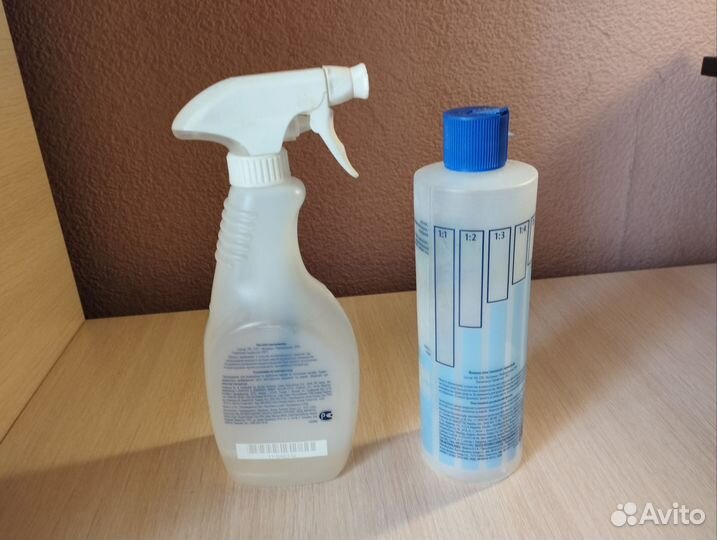 Дозатор и два кувшина