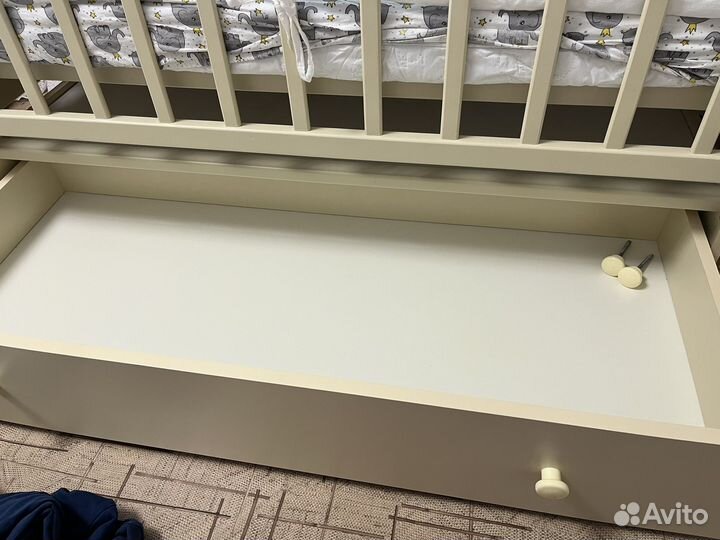 Детская кроватка с маятником и ящиком