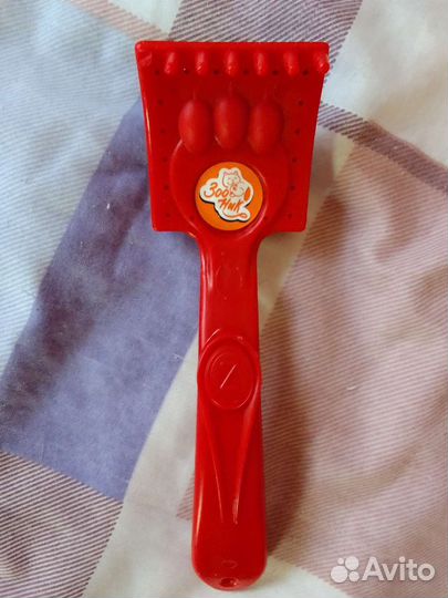 Игрушки, поводок и расческа для кошек