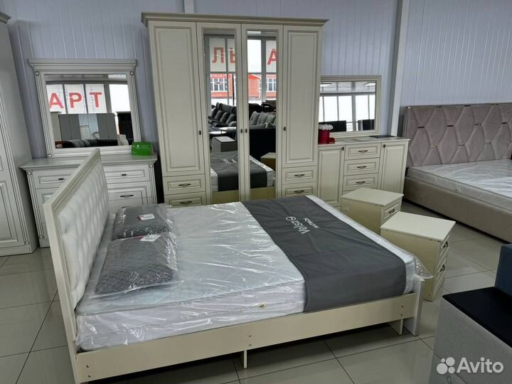 Спальный гарнитур