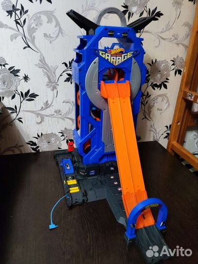 Трек Хот Вилс. Парковка -гараж с горкой