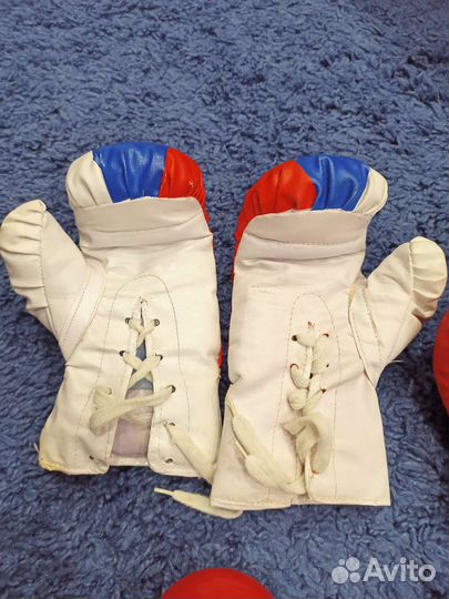 Детские боксёрские перчатки и гантели