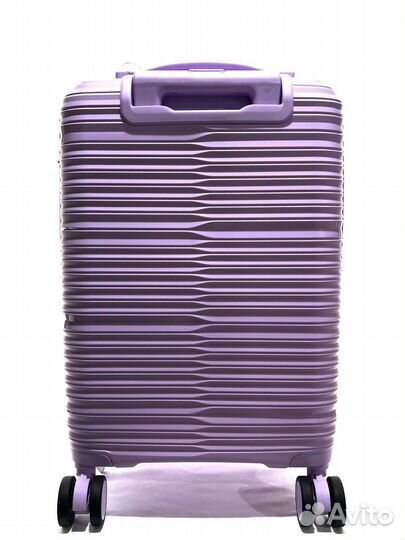 Прочный чемодан на колесах