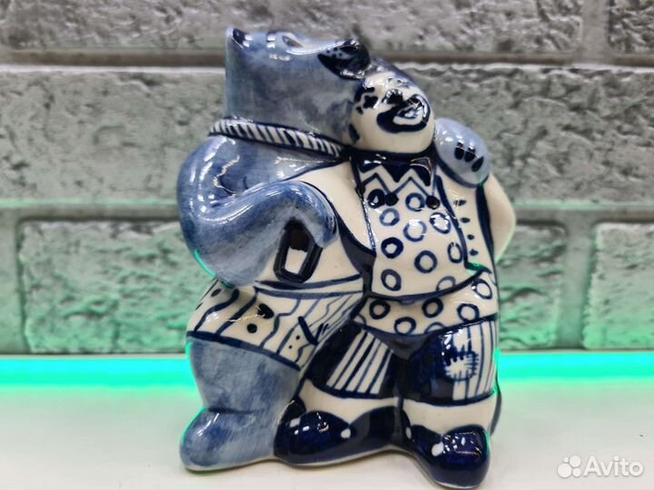 П.8047 Статуэтка Медведь и клоун Гжель