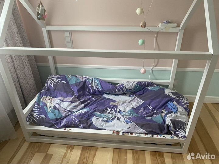 Кроватка-домик из бука с матрасом