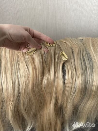 Волосы на заколках блонд