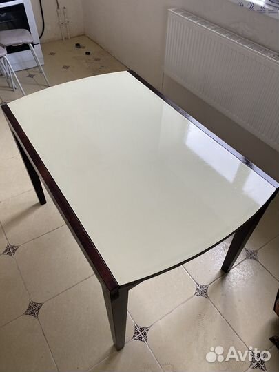 Стеклянный стол и стулья