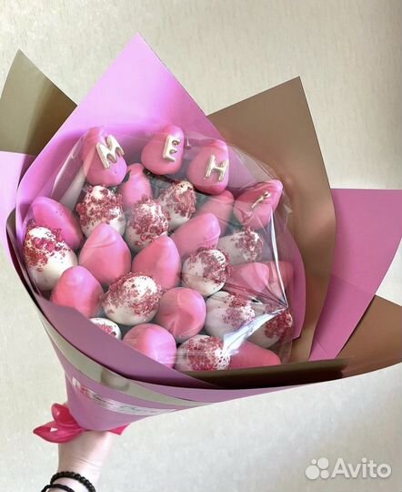 Букет клубники в шоколаде с цветами