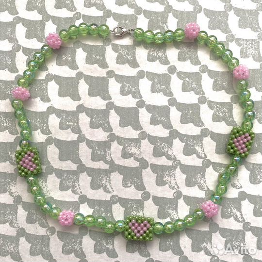 Ожерелье из бусин и бисерных элементов