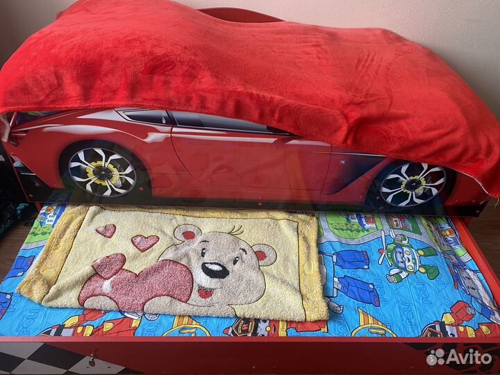 Кровать -машина с матрацами для 2 детей