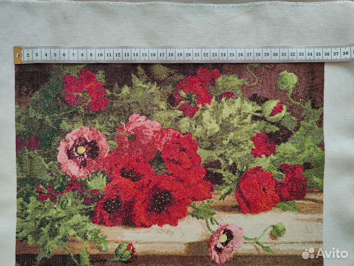 Картина вышитая крестом Маки на столе