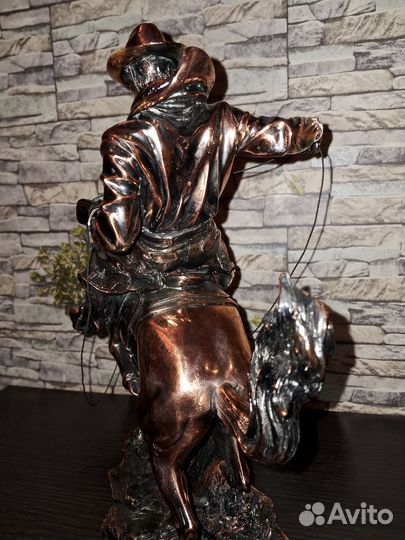 Статуэтка ковбой на коне