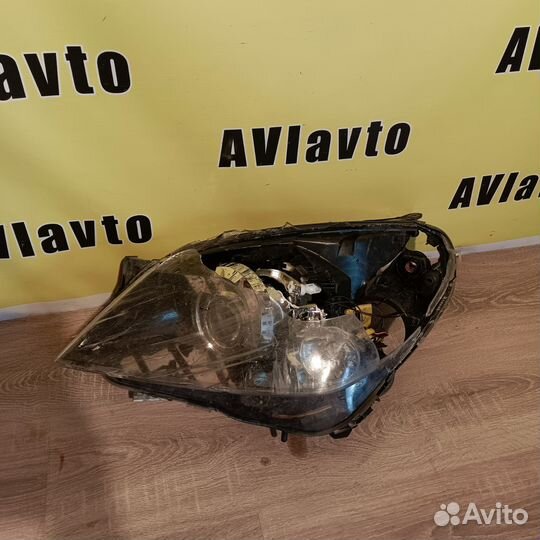 Разбитая фара на запчасти Opel Astra H ксенон