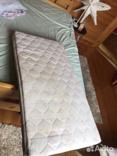 Детская кроватка с маятником