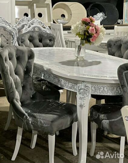 Стол и стулья