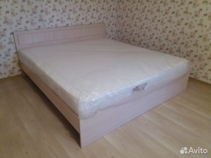 Кровать с матрасом